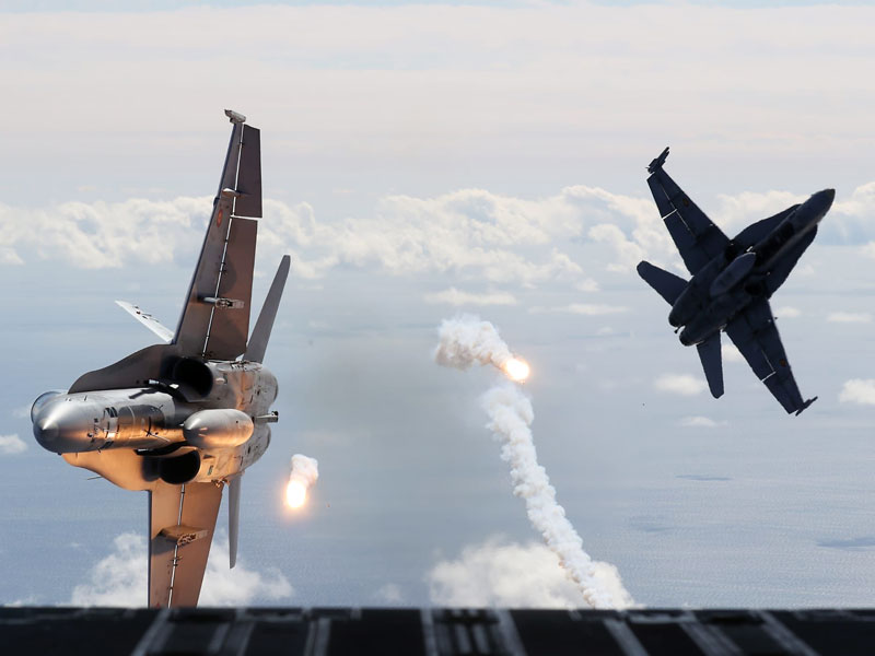 Ruptura de dos F-18 tomada desde rampa en vuelo