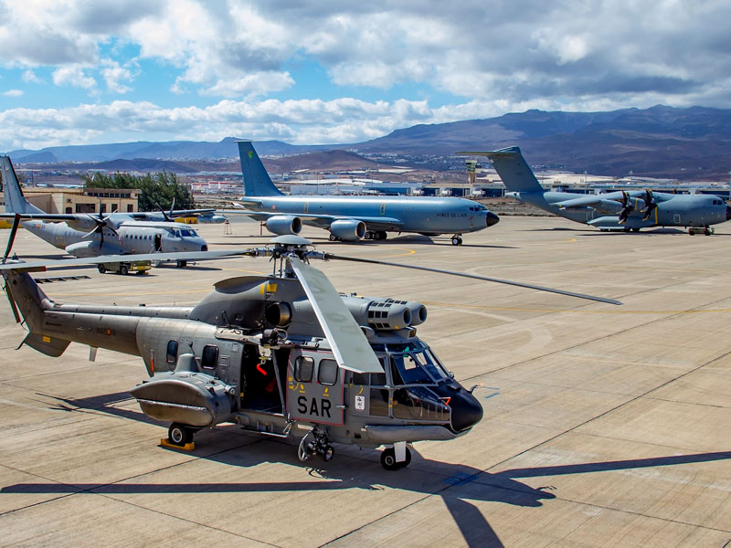 Distintas aeronaves en la plataforma de Gando