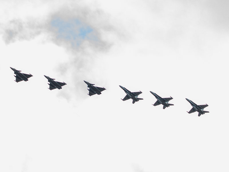 Formación en vuelo de Rafale y F-18