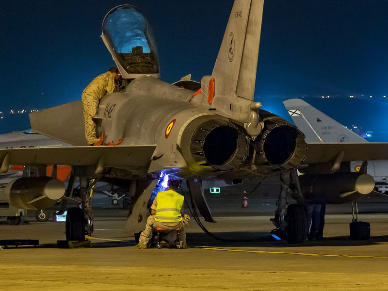 Mecánicos ponen a punto un Eurofigther durante la noche