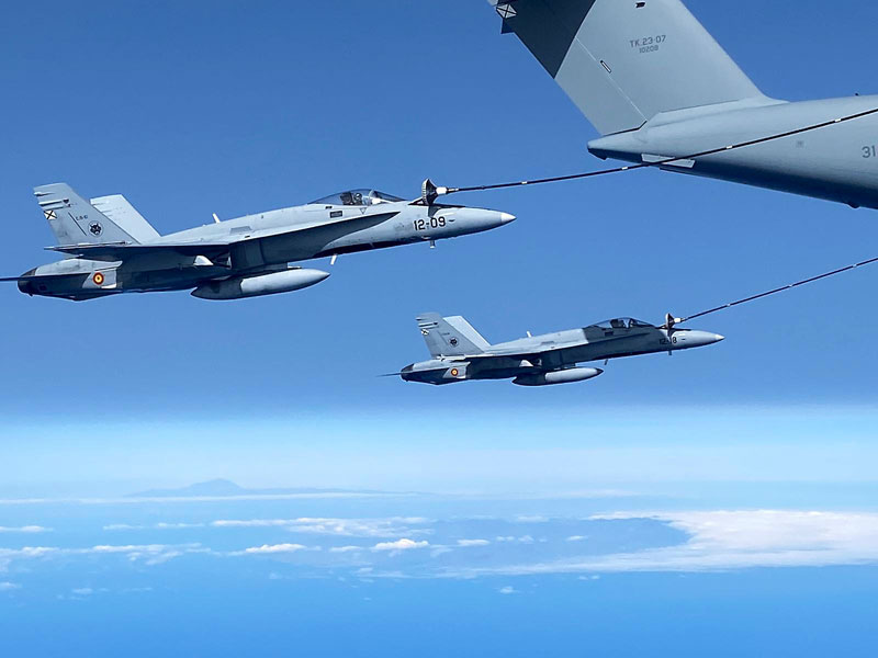 Reabastecimiento en vuelo de dos F-18
