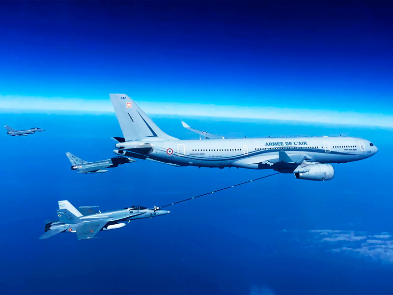 Reabastecimiento en vuelo de un tanque francés