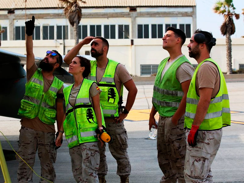 Mecánicos, armeros y personal de apoyo