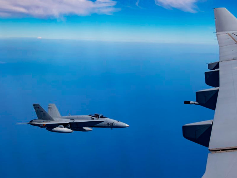 F-18 del Ala 12 junto al avión tanque del Multinational Multirole Tanker Transport Unit