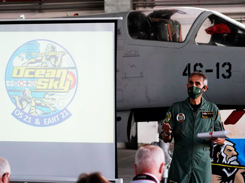 El coronel Maurin expone el ejercicio a los periodistas