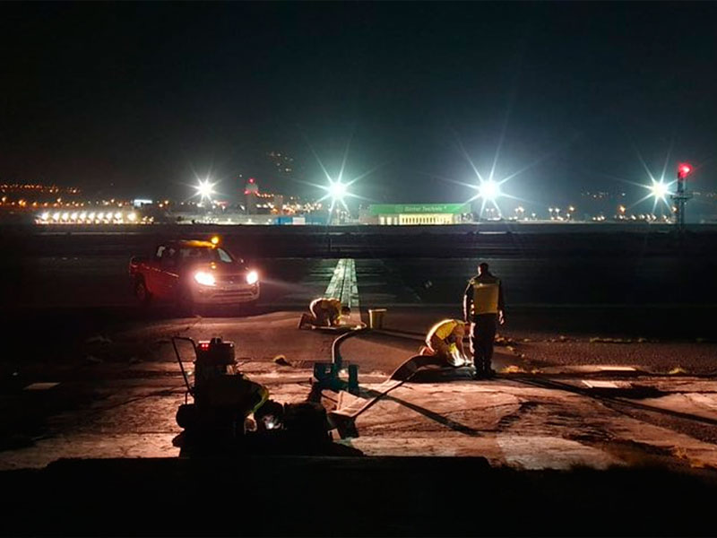 Trabajo nocturno de mantenimiento de la pista de la base