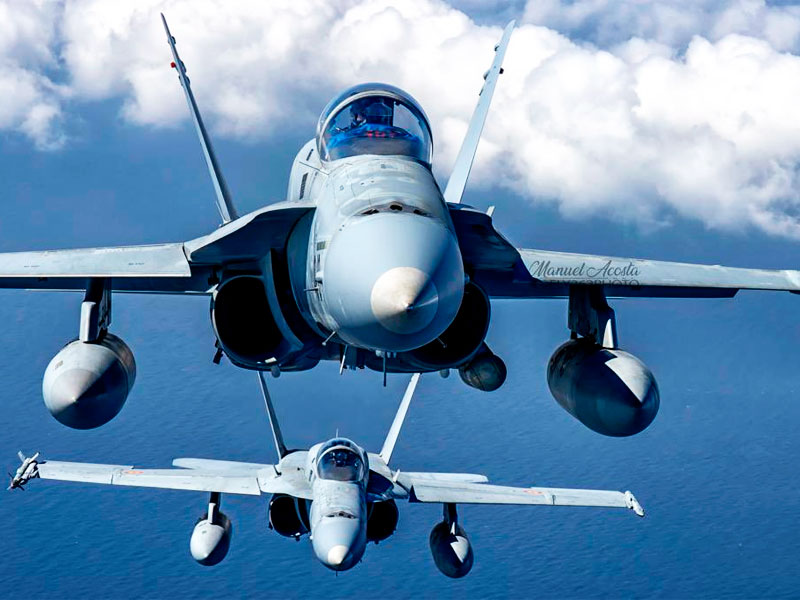 Formación de dos F-18 en vuelo