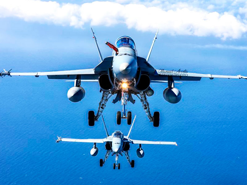 Dos F-18 en vuelo