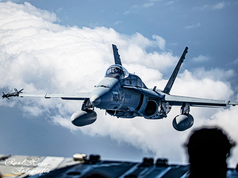 F-18 desde A400M. Foto de Raúl Hernández Sevilla