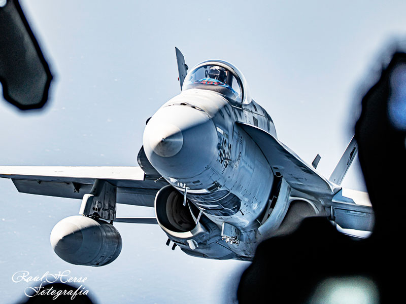 F-18 desde A400M. Foto de Raúl Hernández Sevilla