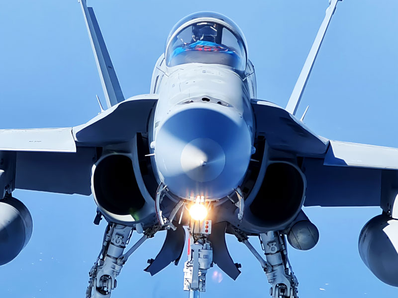 Primer plano de un F-18 en vuelo. Foto de Raúl Hernández Sevilla