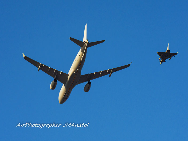 Avión cisterna junto a Eurofighter. Foto de Anatol