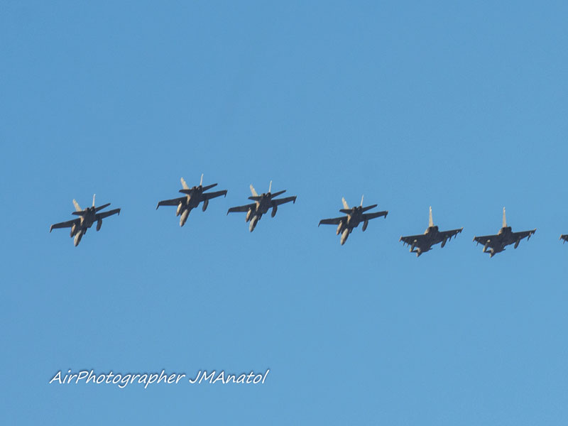 Formación de Eurofighter y F-18. Foto de Anatol