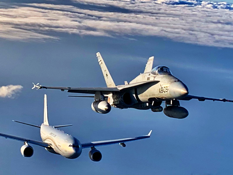 F-18 del Ala 46 y un avión tanque de reabastecimiento