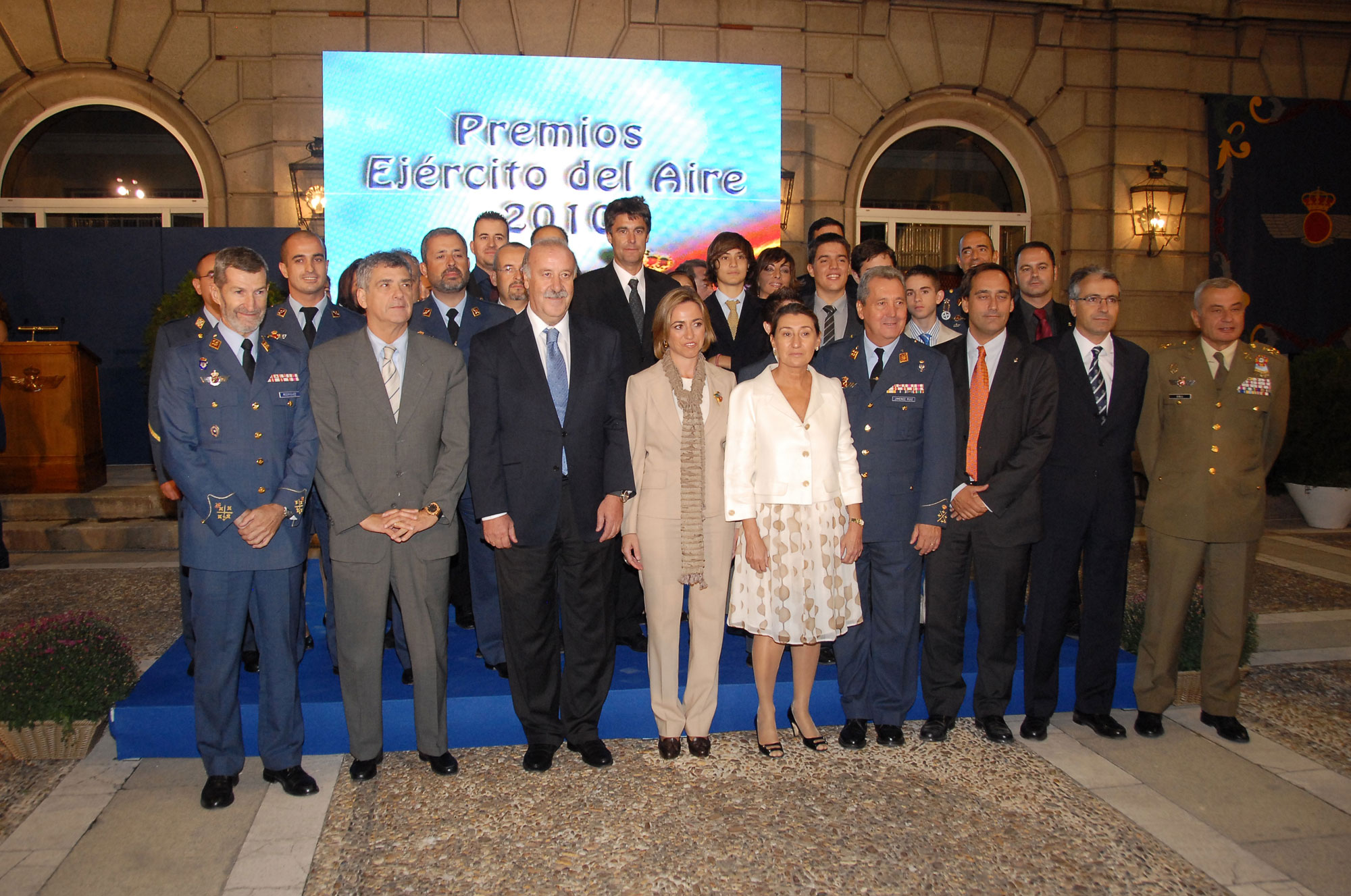 Foto de grupo de autoridades y premiados