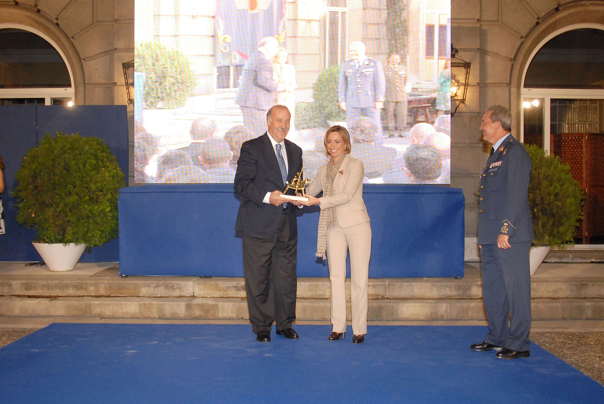 La minstra de Defensa Carme Chacón entrega el premio al reconocimiento en el deporte a Vicente del Bosque