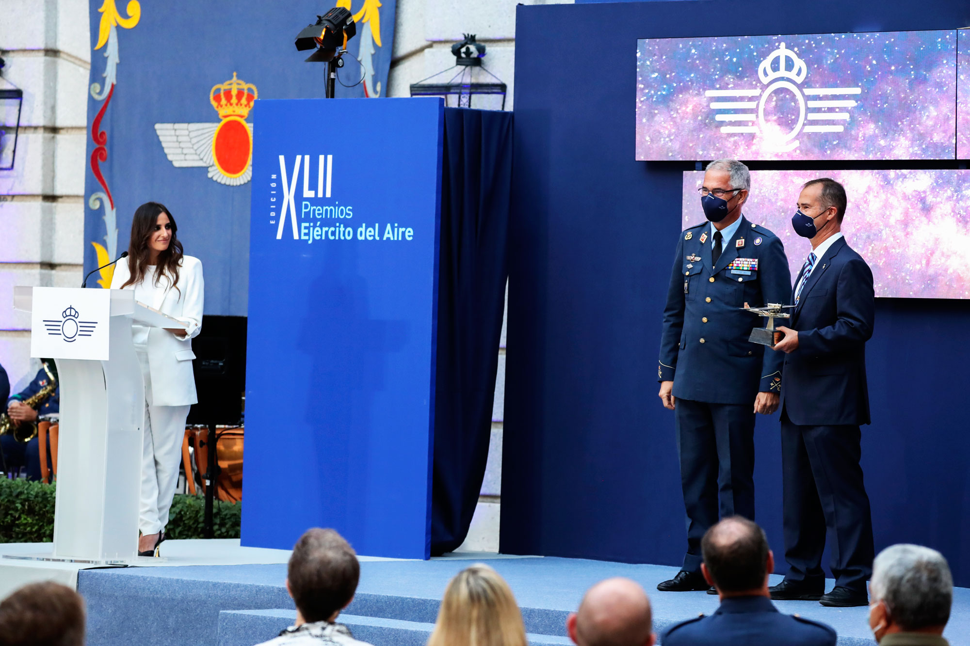 Entrega del premio al mejor artículo de ingeniería aeroespecial a Javier Sánchez-Horneros