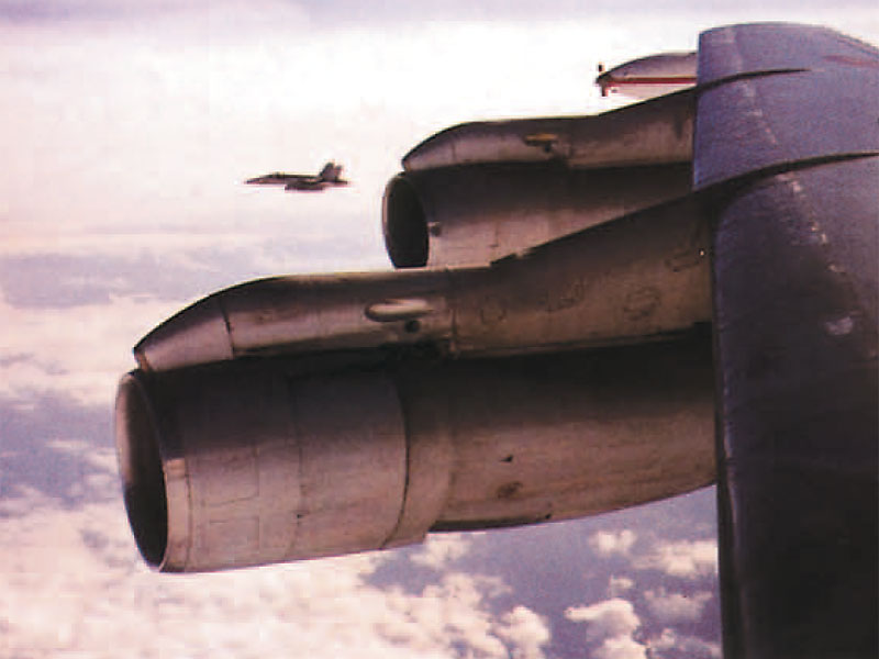 F-18 del Ala 15 desde avión de transporte