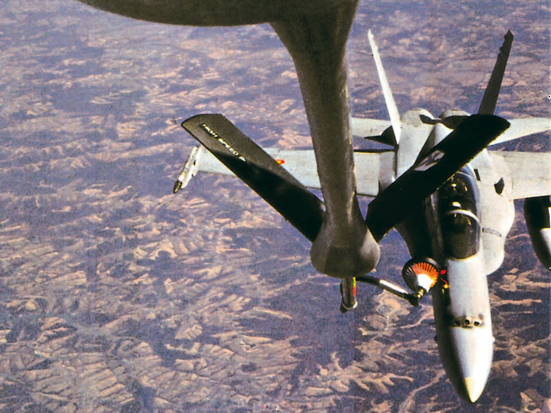 F-18 del Ala 12 reabasteciéndose en vuelo