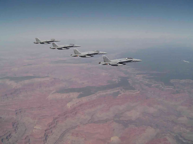 F-18 del Ala 15 sobrevolando el Cañón del Colorado