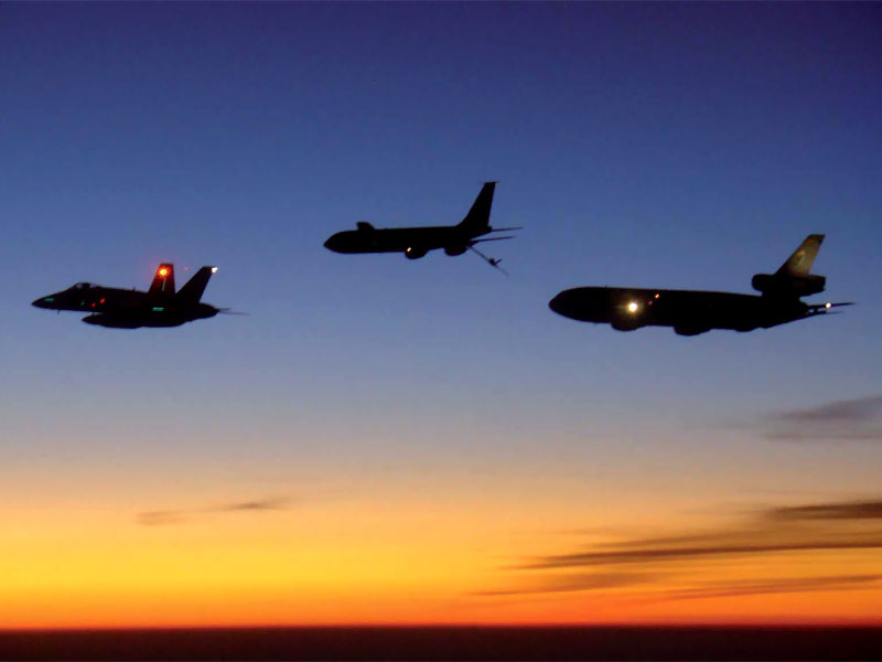 Amanece con un F-18 un KC-10 y un KC-135