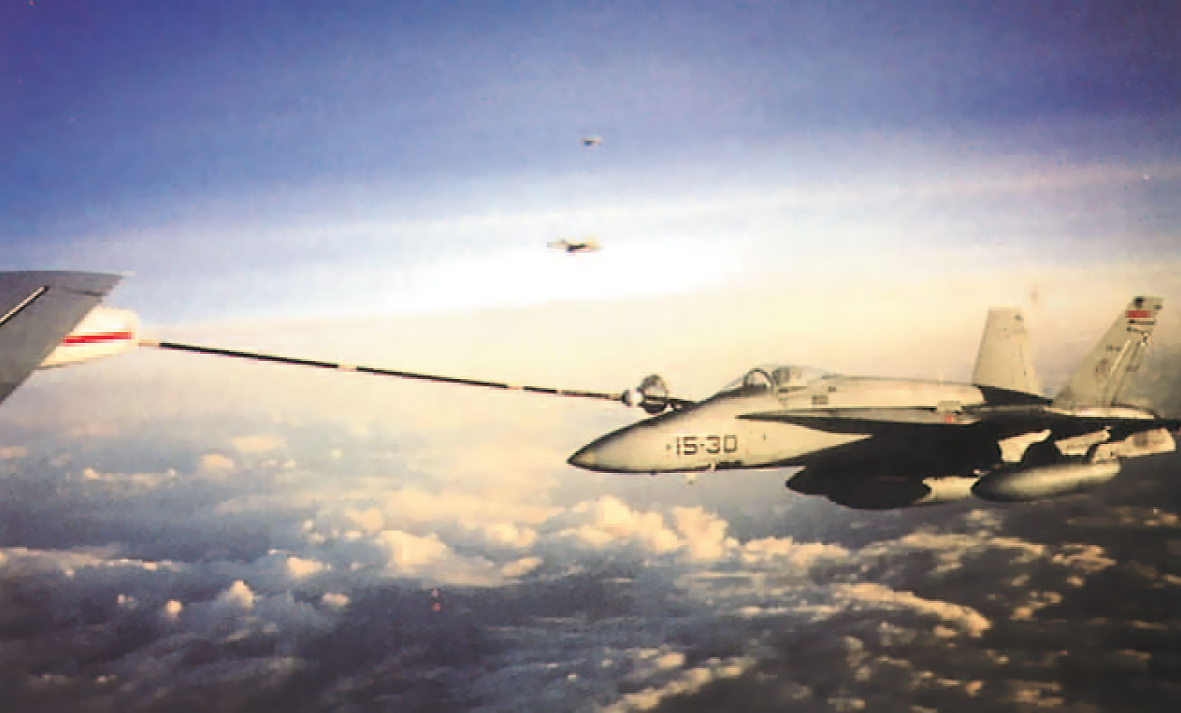 Cazas F-18 del Ala 15 repostando en vuelo