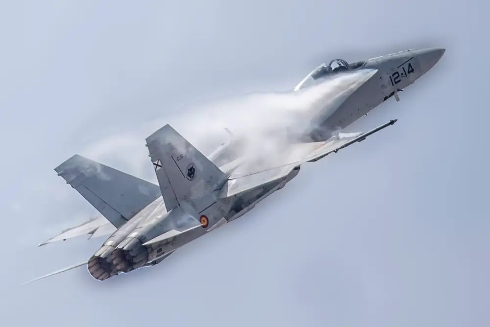 F-18 con combustible SAF