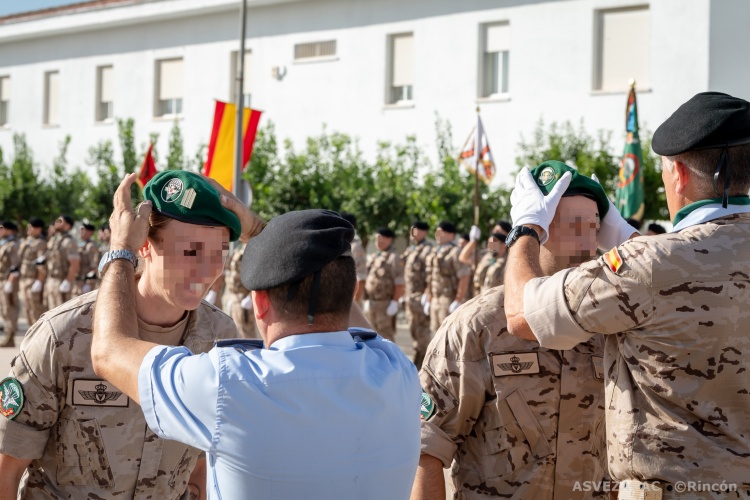 Imagen de Entrega de la boina verde en el EZAPAC y lanzamiento paracaidista masivo por el LX aniversario de su creación