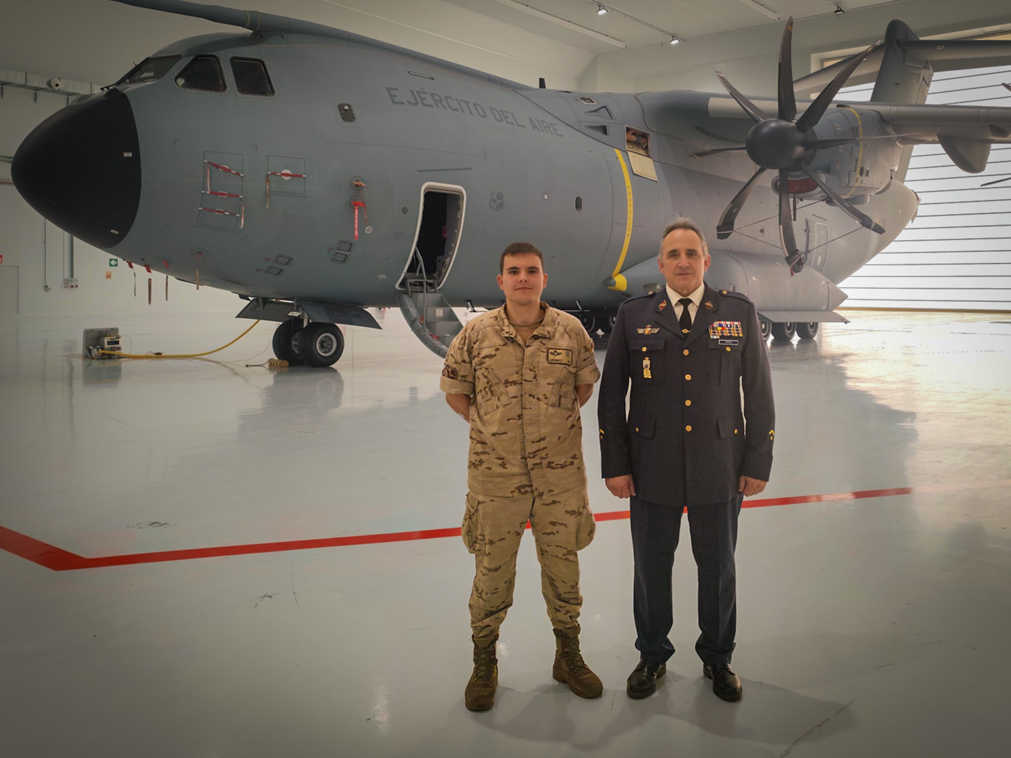 Imagen de El subteniente Arribas con su hijo, el sargento Pablo José