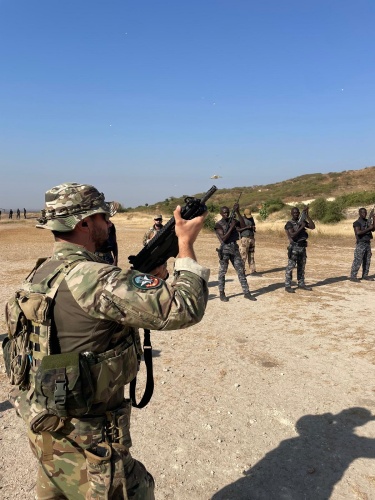 Imagen de Un equipo de Operaciones Especiales del EZAPAC adiestra a los GEO senegaleses en seguridad cooperativa