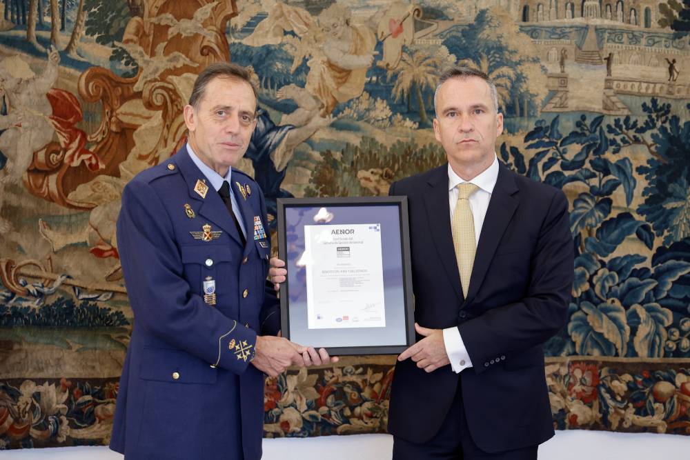 Imagen de El pasado 17 de octubre tuvo lugar el acto oficial por la renovación del Certificado Norma UNE-EN ISO 14001 del Sistema de Gestión Ambiental del Ejército del Aire y del Espacio (SGAEA) conseguido recientemente. Con este acto, presidido por el jefe de Estado Mayor del Aire (JEMA) y el CEO de AENOR, se culmina un nuevo hito en la defensa del medio ambiente.     La auditoría ambiental de renovación realizada por la empresa certificadora AENOR comenzó el 4 de marzo y finalizó el 18 de abril. Durante esos días el auditor externo realizó una revisión de la documentación referente a los procedimientos generales y específicos que componen el SGAEA, así como la visita a 18 unidades mantenedoras de infraestructuras (UMI) del Ejército del Aire y del Espacio (EA).     Tras la auditoría, se reflejaron diversas no conformidades ante las que se tomaron acciones inmediatas para su corrección y que contaron con el visto bueno del auditor externo y de la Entidad Nacional de Acreditación (ENAC), dando como resultado la renovación del Certificado hasta junio de 2027.     Durante el acto, el JEMA destacó la profesionalidad y el buen hacer del personal que compone nuestro ejército, que es capaz de realizar a la perfección su misión principal y compatibilizar esta con la protección del medio ambiente, tal y como marca la política medioambiental y energética del EA.     Con esta renovación, el Ejército del Aire y del Espacio se afianza como único ejército a nivel OTAN en tener todas sus unidades certificadas bajo la Norma UNE-EN ISO 14001.   