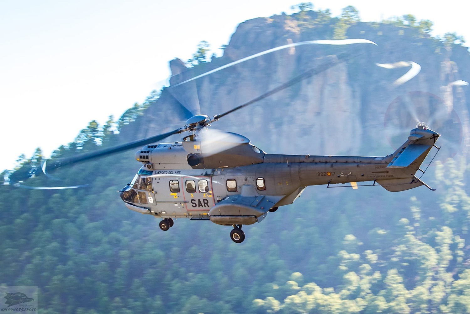Imagen de 802 Escuadrón, los 'ángeles de la guarda' que protegen a los pilotos que participan en el Ocean Sky 2025