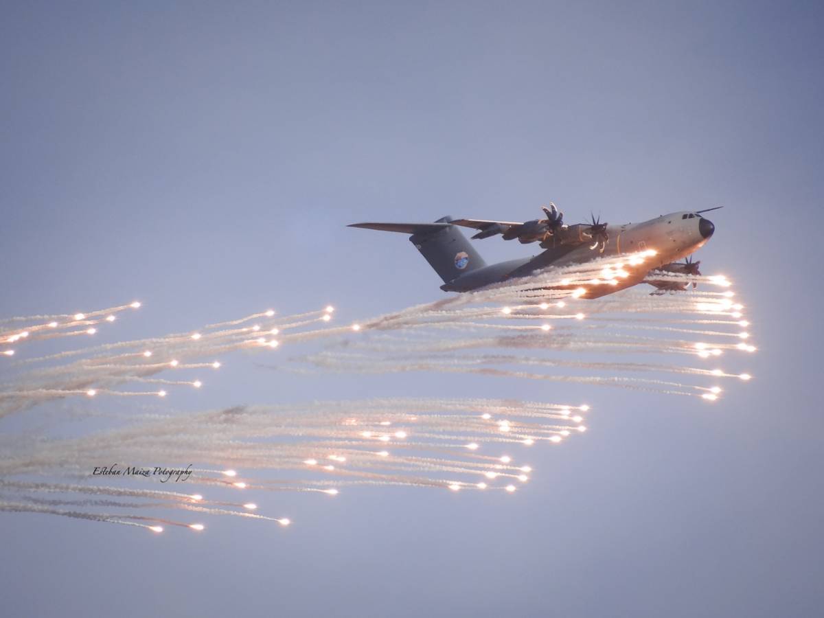 Imagen de Lanzamiento de bengalas desde un A400M. Foto Esteban Maiza