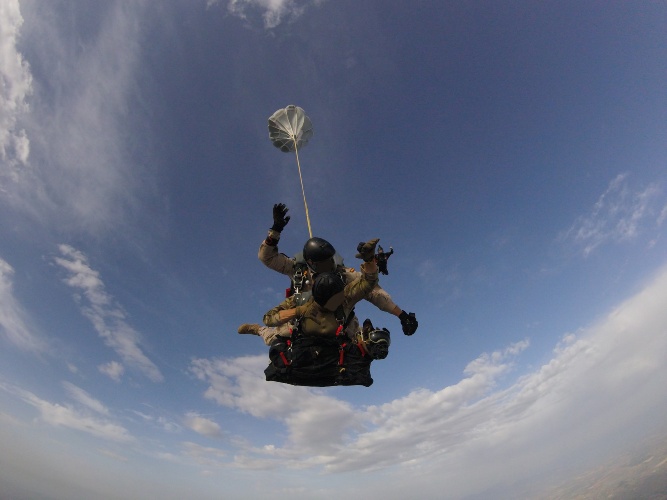 Imagen de Lanzamientos tándem de binomio perro-guía en la base aérea de Alcantarilla