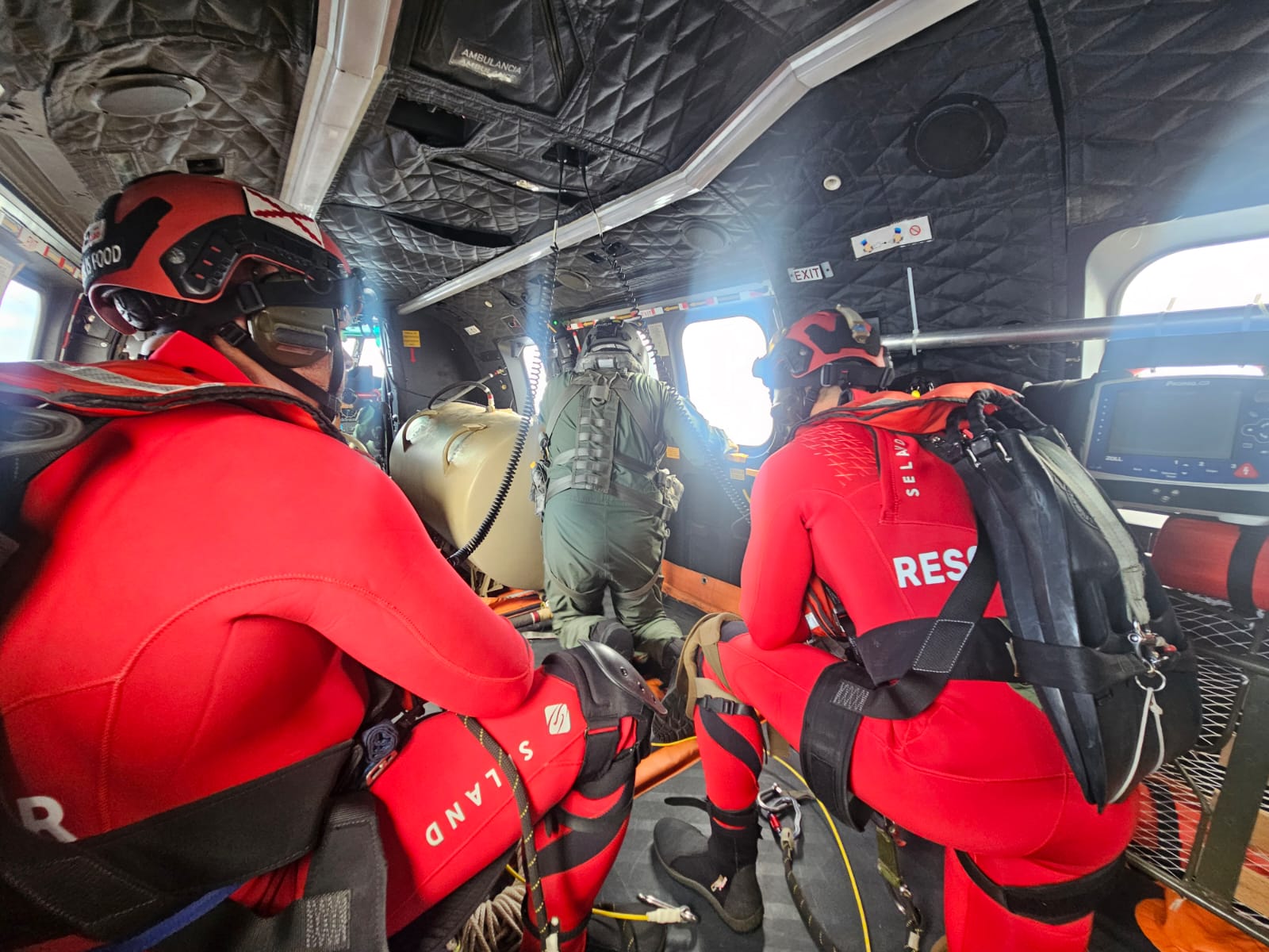 Imagen de Un helicóptero Súper Puma del Ala 46 evacúa de urgencia a una tripulante del carguero ARC Integrity aquejada de apendicitis