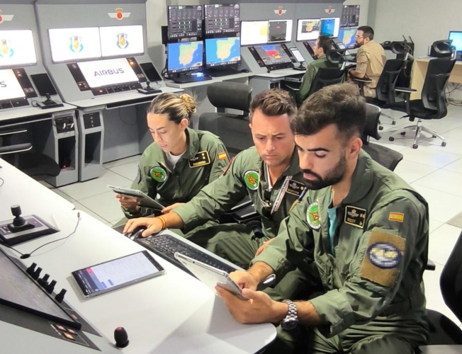 Imagen de La teniente Marta Escudero, la primera mujer del EA en obtener la especialidad de piloto militar de sistemas aéreos no tripulados