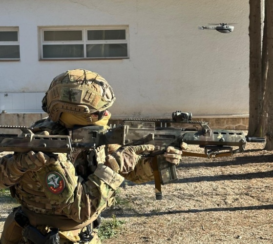 Imagen de Operador del EZAPAC integrándose con el Black Hornet 3