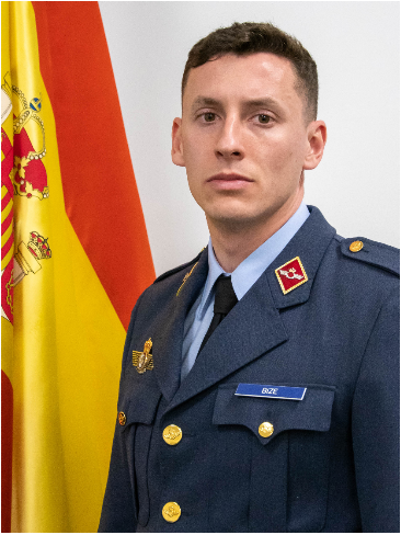 Imagen de Un sargento presta los primeros auxilios a una mujer que sufrió un desvanecimiento en Zaragoza