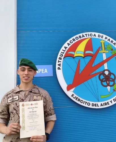 El soldado Murillo se convierte en el paracaidista más joven en obtener la titulación militar de paracaidista Tándem