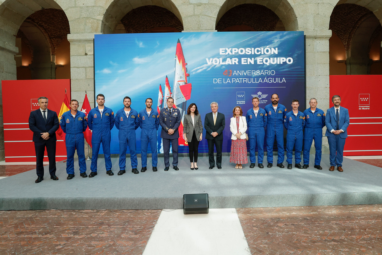 Imagen de Inaugurada en la Real Casa de Correos la exposición ‘40 años de la Patrulla Águila. Volar en equipo’