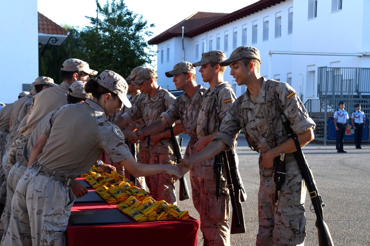 Imagen de La AGA entrega la bandera de mochila a los 145 alumnos de primer curso y realiza el nombramiento de los 20 nuevos alféreces alumnos galonistas