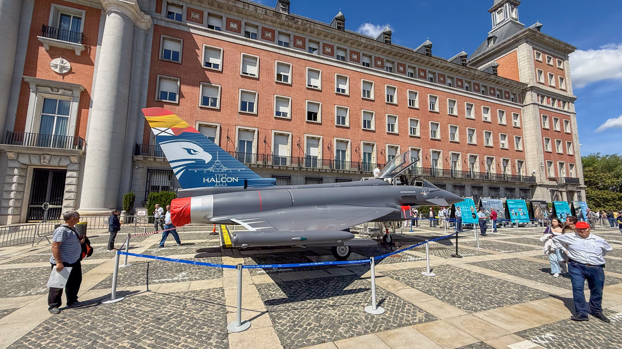 Imagen de Una maqueta a escala real del Eurofighter 'aterriza' en el Cuartel General del Ejército del Aire y del Espacio